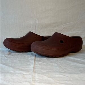 CROCS Men's 7/Womens 9 in Burgundy Slip-On Mammoth Mule Clogs